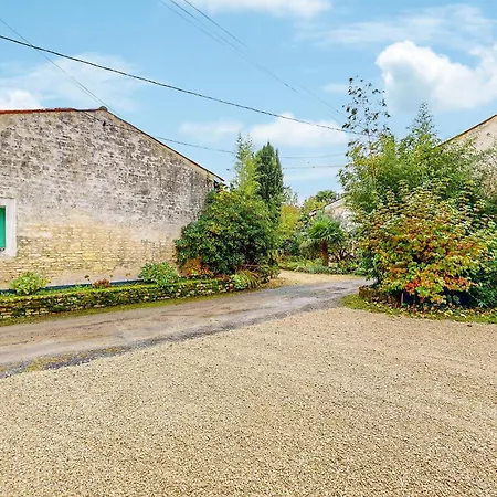 Beautiful Home In Rioux Feriehus *